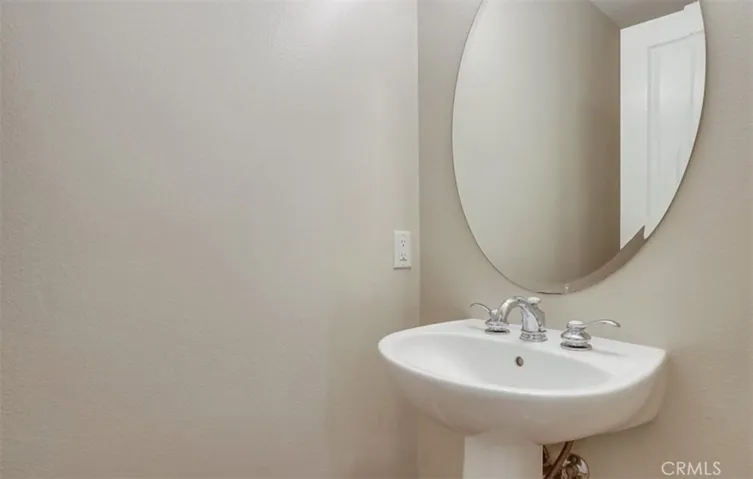 1/2 bathroom downstair