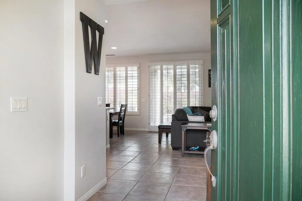 6-web-or-mls-Living Stone Dr-006