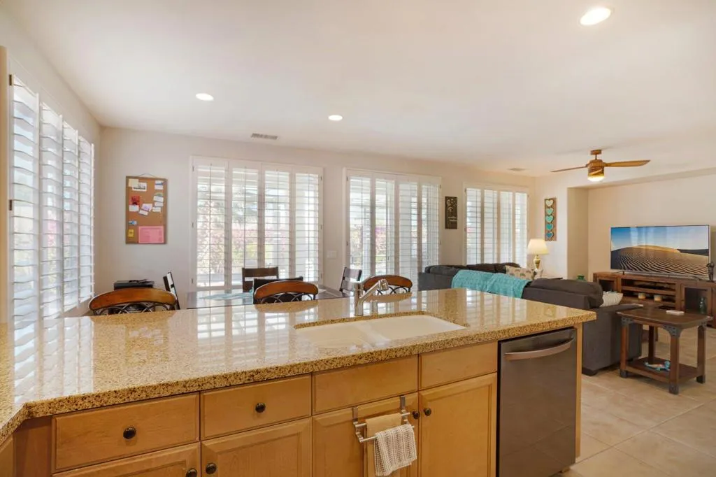 13-web-or-mls-Living Stone Dr-013