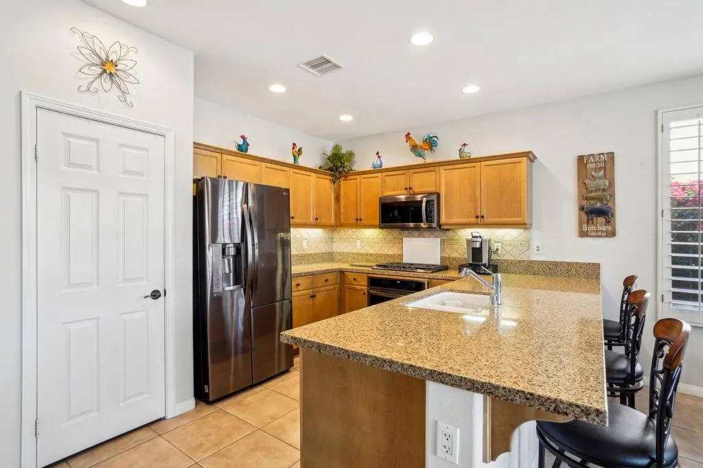 14-web-or-mls-Living Stone Dr-014