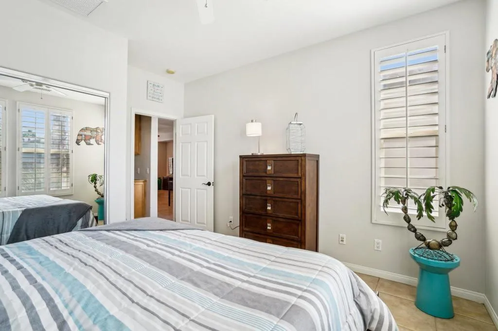18-web-or-mls-Living Stone Dr-018