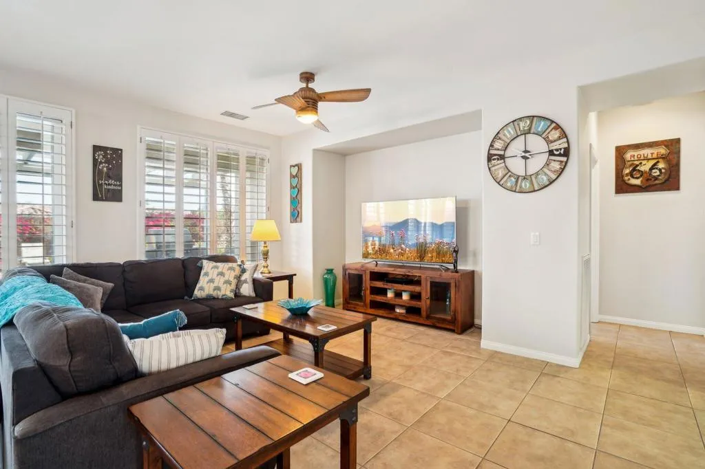 10-web-or-mls-Living Stone Dr-010