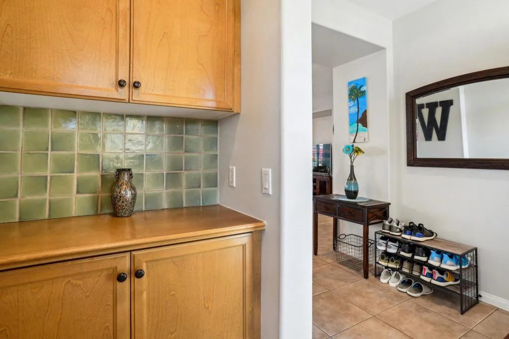 8-web-or-mls-Living Stone Dr-008