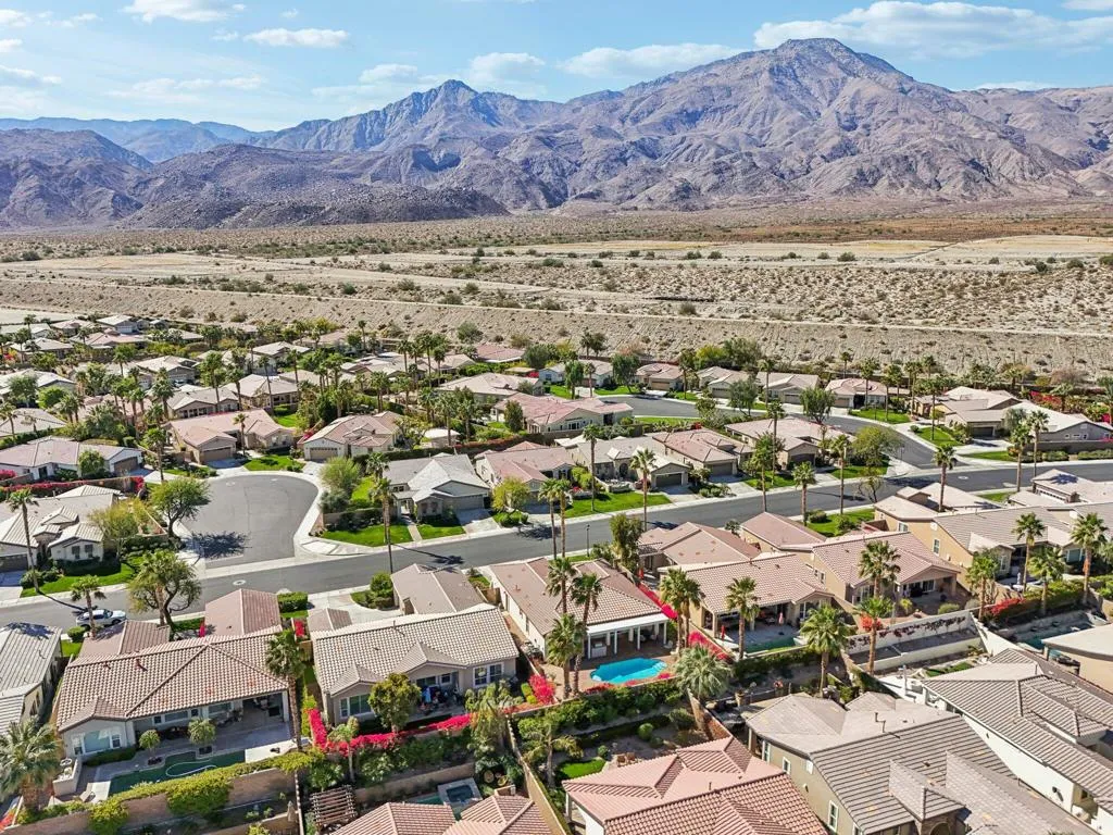 46-web-or-mls-Living Stone Dr-015-1