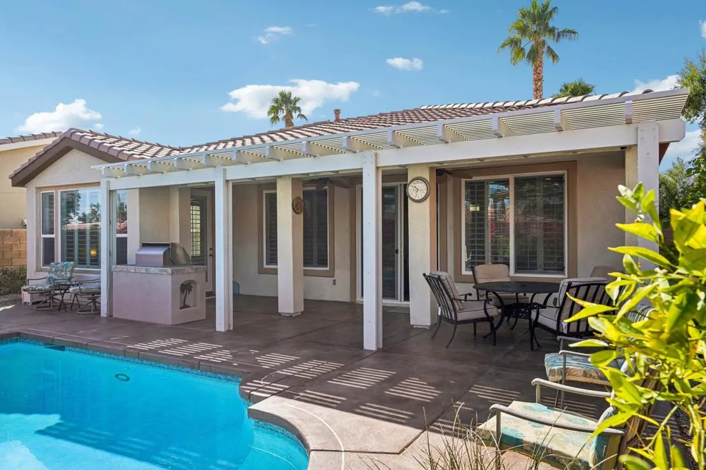 28-web-or-mls-Living Stone Dr-028