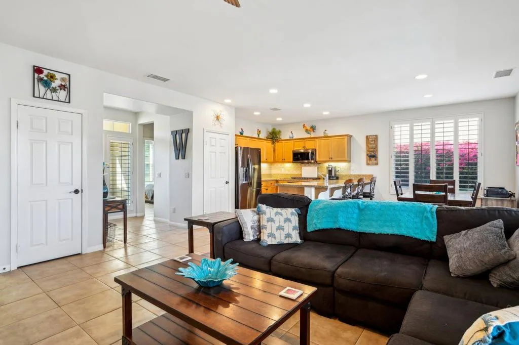 9-web-or-mls-Living Stone Dr-009