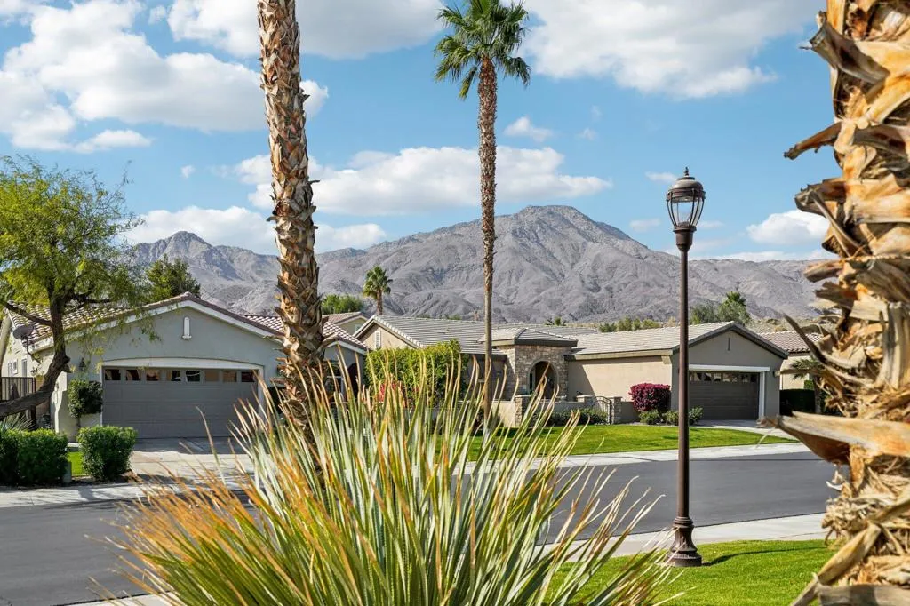 4-web-or-mls-Living Stone Dr-004