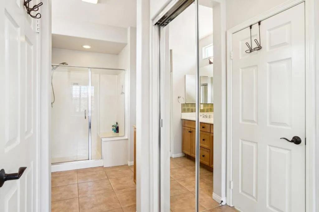 23-web-or-mls-Living Stone Dr-023