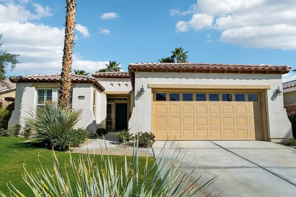 1-web-or-mls-Living Stone Dr-001