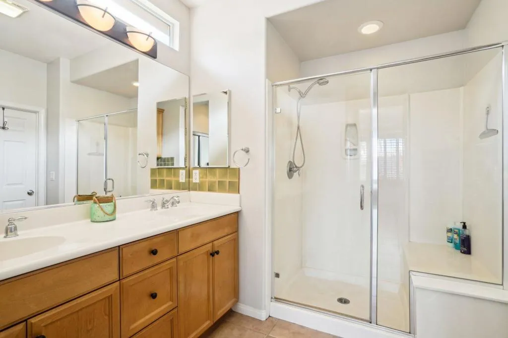 24-web-or-mls-Living Stone Dr-024