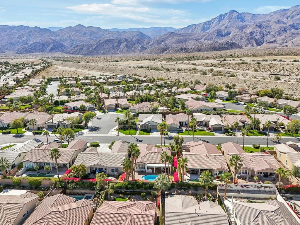 45-web-or-mls-Living Stone Dr-014-1