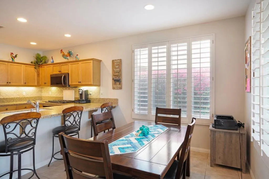 12-web-or-mls-Living Stone Dr-012