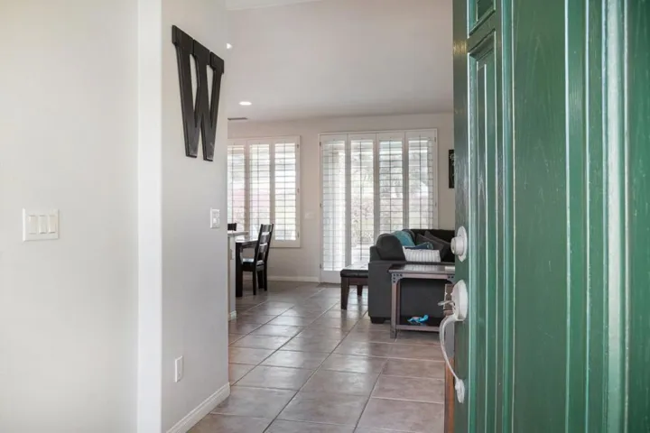 6-web-or-mls-Living Stone Dr-006