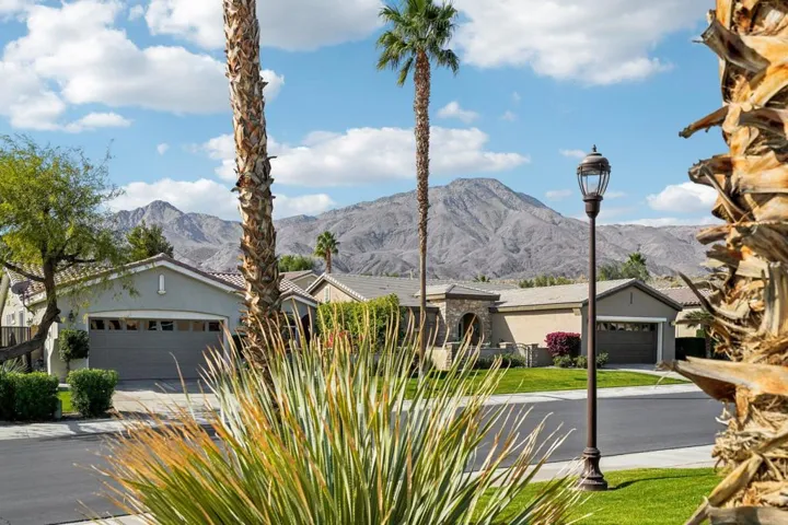 4-web-or-mls-Living Stone Dr-004