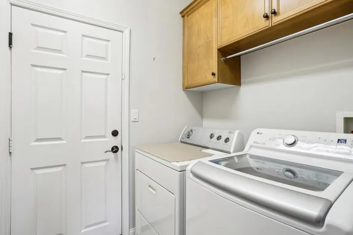 19-web-or-mls-Living Stone Dr-019