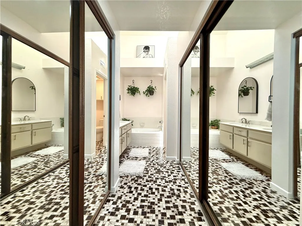 Entry to primary bath