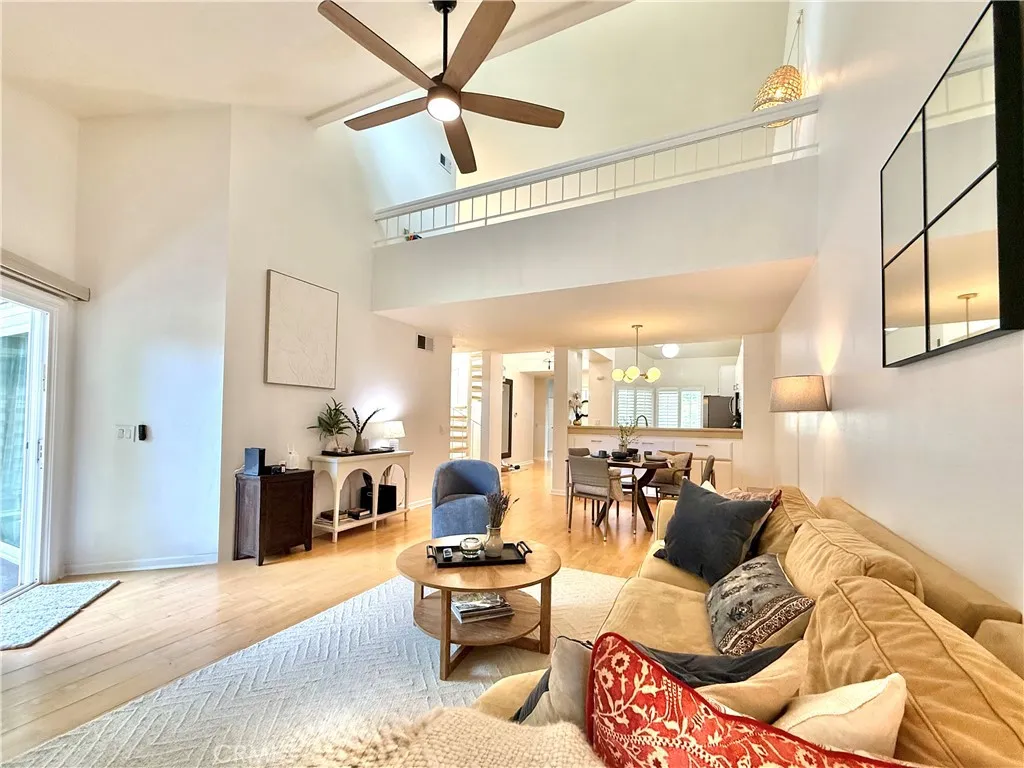 Living room / Dining area.