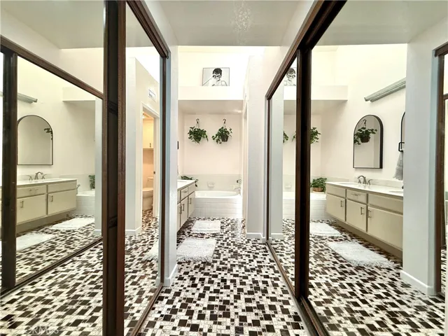 Entry to primary bath
