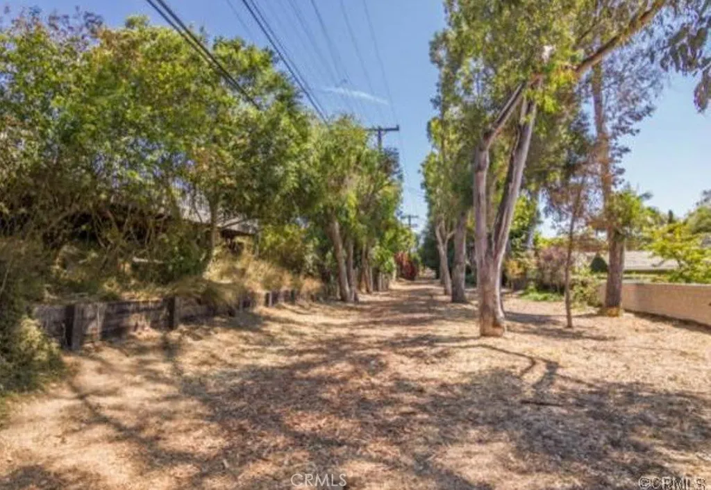 There is a great walking trail between the Riviera and Palos Verdes that's very close to the property.