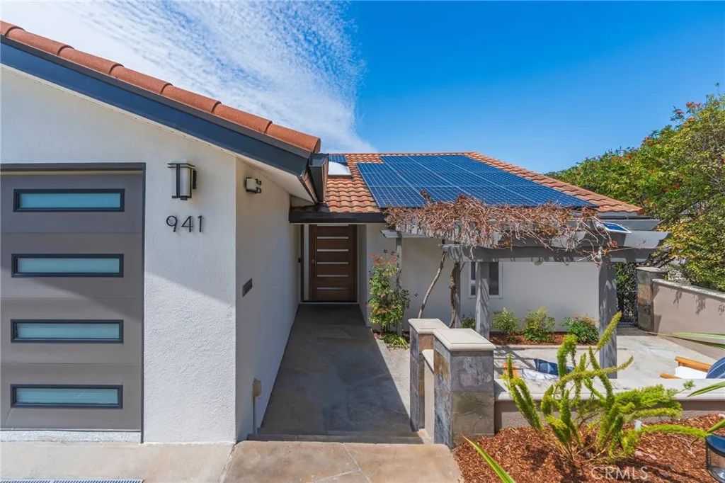Front patio & entry