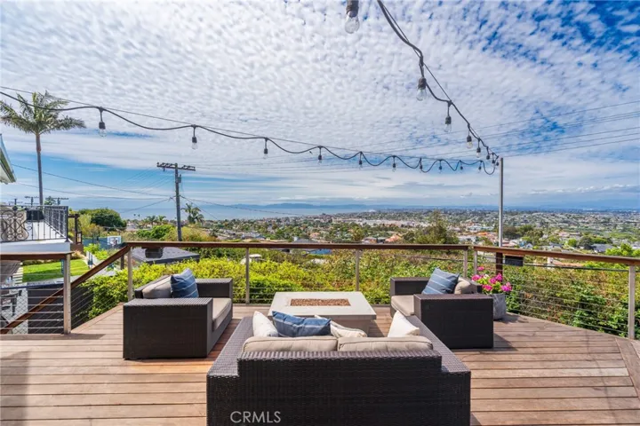 Great ocean, city, coastline & mountain views from this back patio