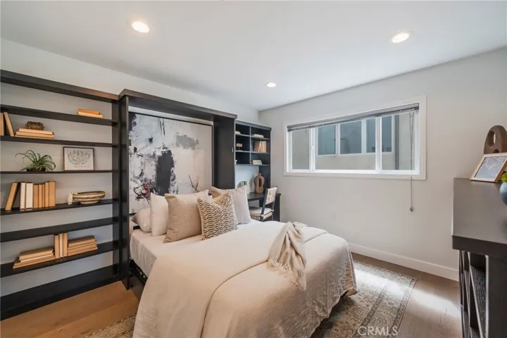 Bedroom 3 - murphy bed & built in shelves