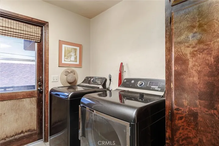 Entry level laundry room