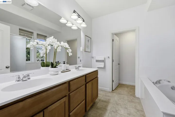 6951 N Mariposa Ln, Dublin, California 94568