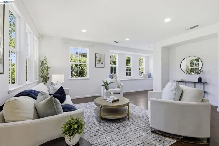 6951 N Mariposa Ln, Dublin, California 94568