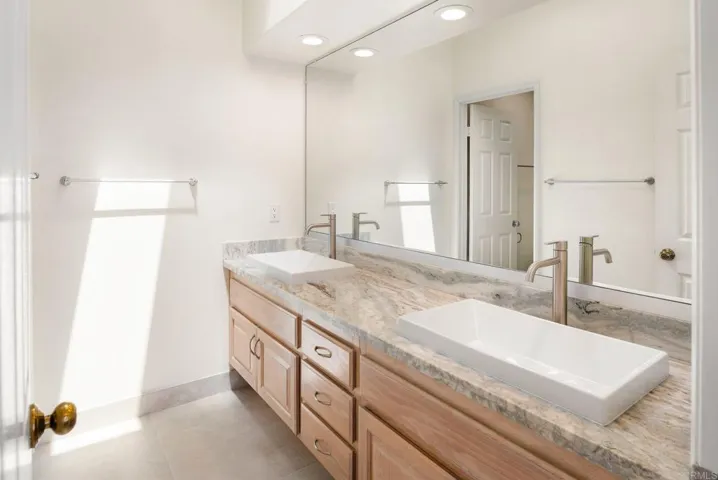 9618 Claiborne Square, La Jolla, California 92037