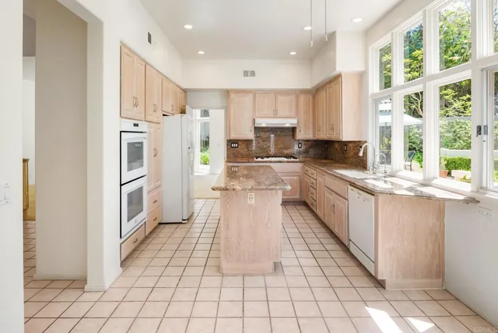 9618 Claiborne Square, La Jolla, California 92037