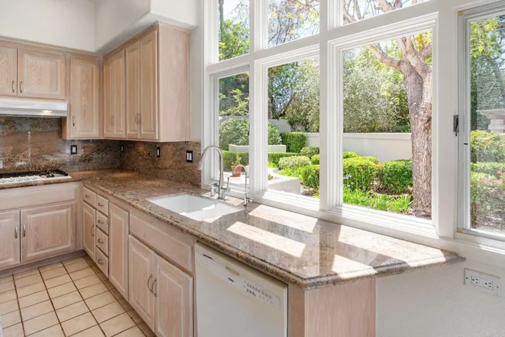 9618 Claiborne Square, La Jolla, California 92037