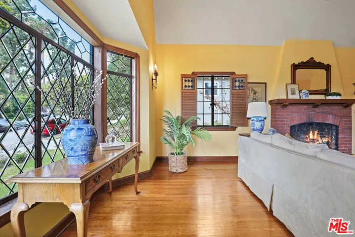 1242 N Isabel Street, Glendale, California 91207