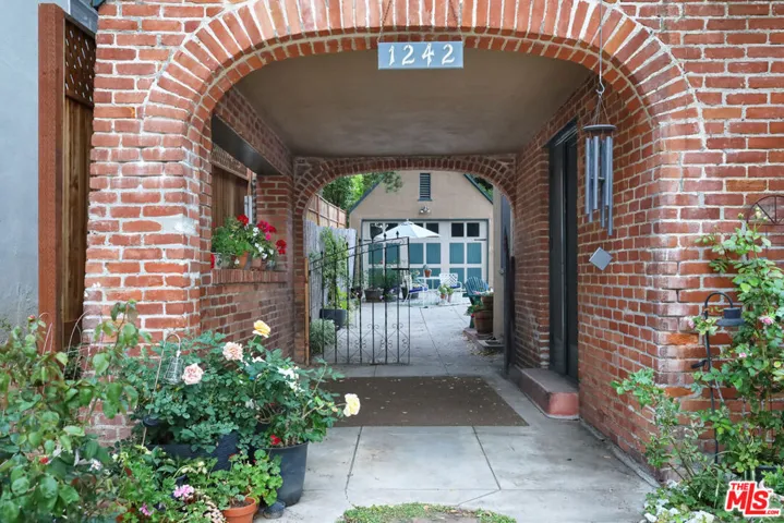 1242 N Isabel Street, Glendale, California 91207
