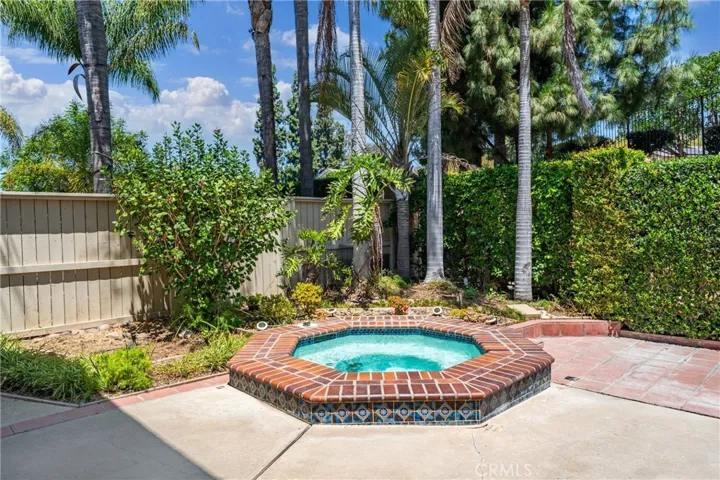 Private jacuzzi with no back neighbor