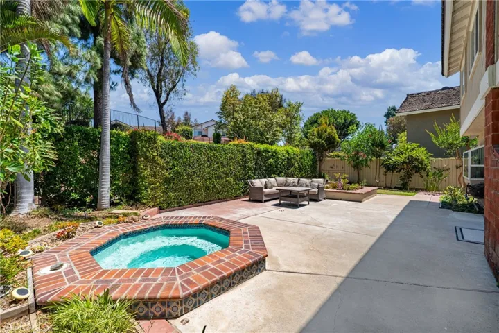 Private jacuzzi with no back neighbor