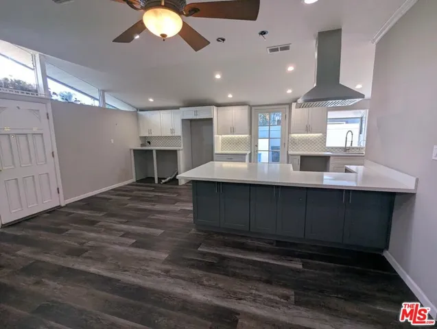 6220 Oakdale Avenue, Woodland Hills, California 91367