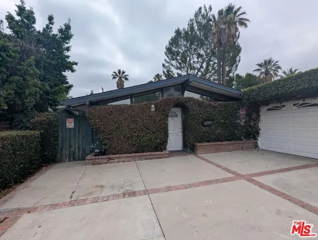 6220 Oakdale Avenue, Woodland Hills, California 91367