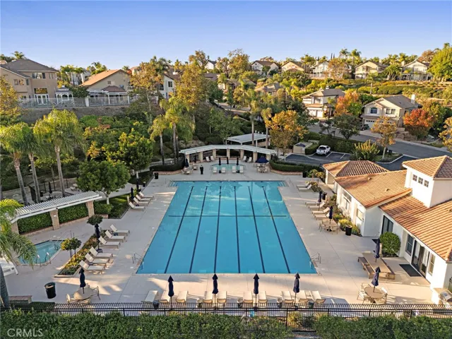 Club House and Gym on the right, spa on the left, kiddie pool at the top