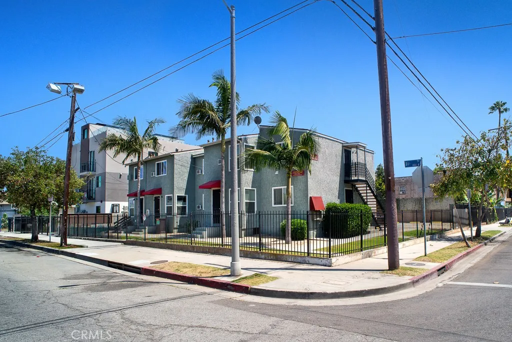 5 units in a corner of 39th st & Budlong