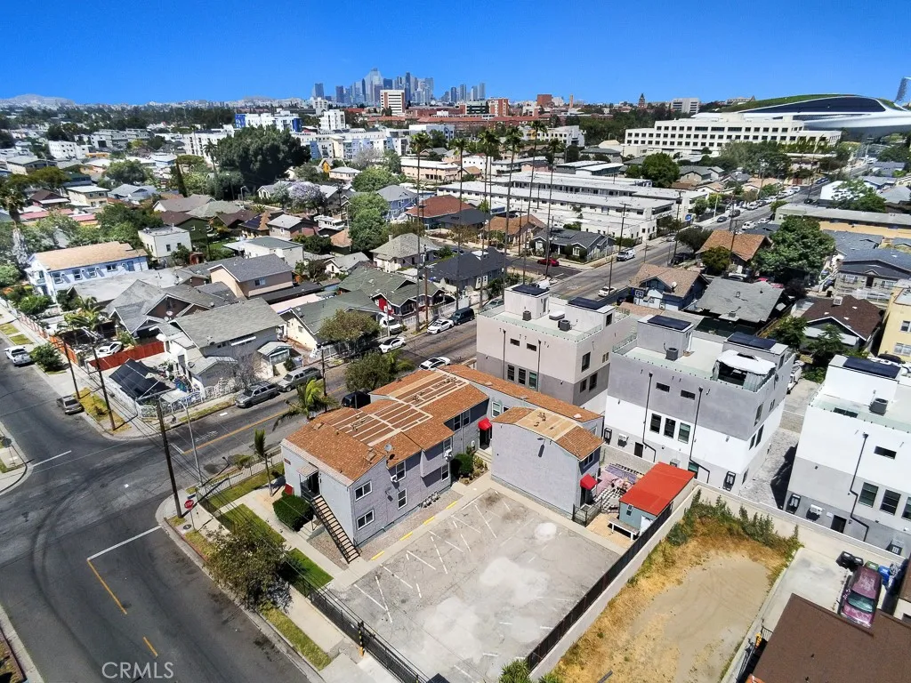 Centrally located 10 minutes walk to USC, minutes from Downtown LA
%