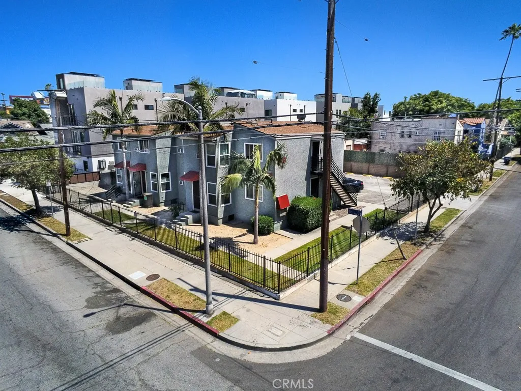 5 units in a corner of 39th st & Budlong