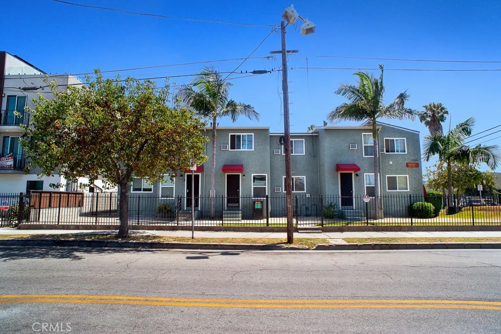 5 units in a corner of 39th st & Budlong