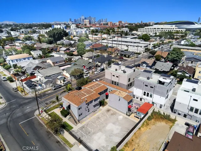 Centrally located 10 minutes walk to USC, minutes from Downtown LA
%