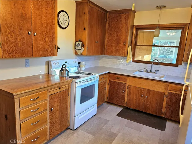 Quortz counter top. electric range.