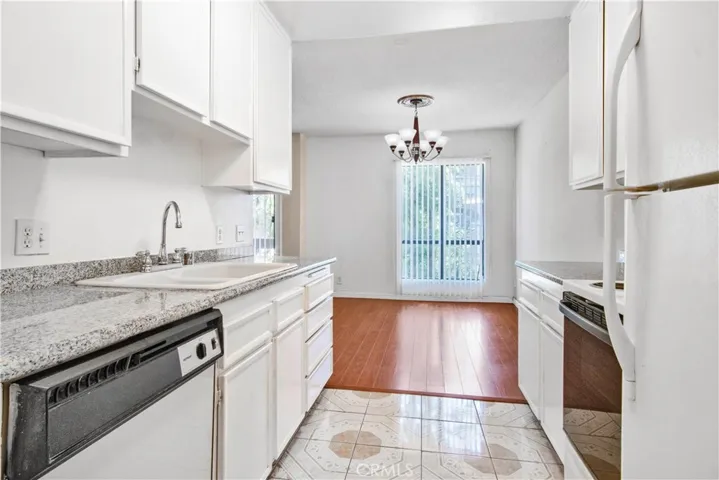 Kitchen & Dining Area