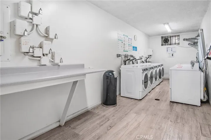 Community Laundry Room (1 of 3)