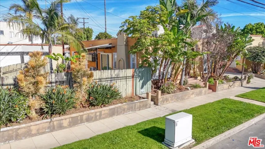 half block lot 8389 SQFT R2 zo