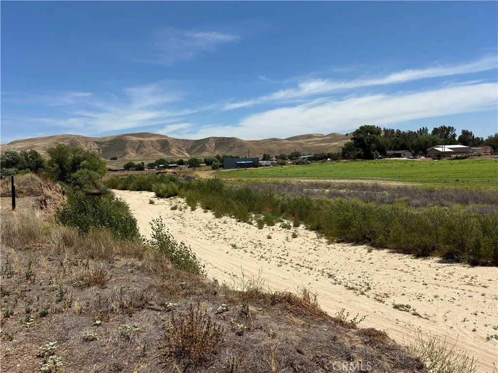 Riverbed from the opposite direction looks out over the ranches and fields.