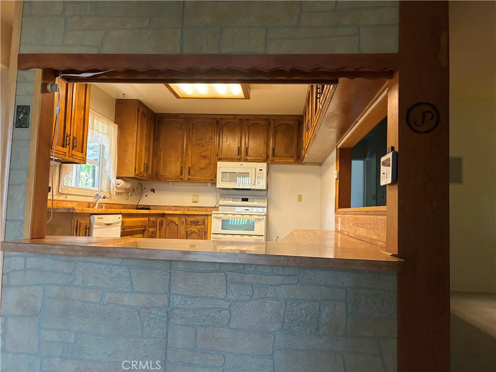 Wrap around bar separates the living & dining rms so the cook can enjoy the family while preparing meals : )